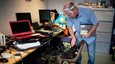 A Londres, une association répare des ordinateurs pour les écoliers confinés