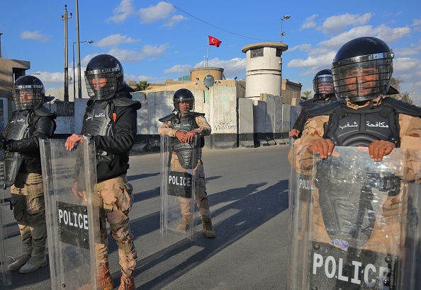 -La police anti-émeute irakienne protège l'ambassade de Turquie à Bagdad le 18 février 2021. Les souhaits de la Turquie seraient d'envahir l'enclave nord-ouest de Sinjar. Photo par Ahmad Al-Rubaye / AFP via Getty Images.