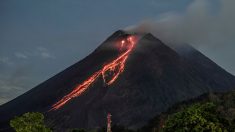 Indonésie: Le Merapi Crache de La Lave Incandescente