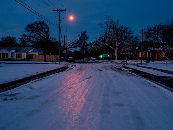 -Un quartier de Waco, au Texas, est toujours couvert de glace et de neige le 18 février 2021. Photo par Matthew Busch / AFP via Getty Images.