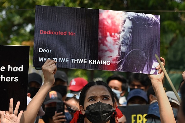 -Les obsèques de Mya Thwate Thwate Khaing, une manifestante décédée des suites d'une blessure par balle sont prévus ce dimanche, à Yangon le 21 février 2021. Photo de Sai Aung Main / AFP via Getty Images.