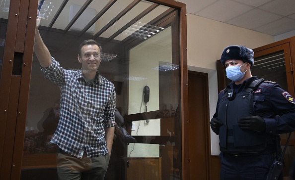 -Le chef de l'opposition russe Alexeï Navalny se tient dans une cellule de verre lors d'une audience devant le tribunal de district de Babushkinsky à Moscou le 20 février 2021. Photo par Kirill Kudryavtsev / AFP via Getty Images.