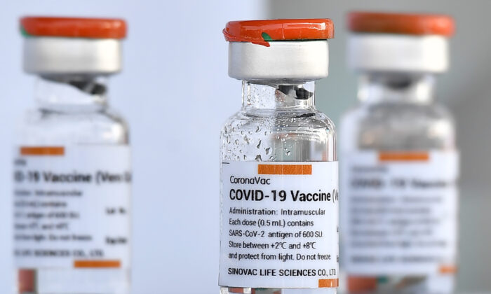 Flacons du vaccin CoronaVac, développé par la société chinoise Sinovac Biotech, à Bangkok, le 24 février 2021. (Lillian Suwanrumpha/AFP via Getty Images)