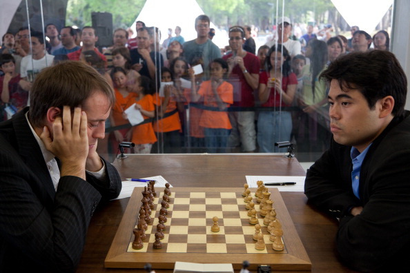 L'Espagnol Francisco Vallejo Pons (G), numéro 28 mondial, joue contre l'Américain Hikaru Nakamura, numéro 12 mondial, lors du 4e Grand Chelem d'échecs au parc Ibirapuera de Sao Paulo, au Brésil, le 1er octobre 2011. (YASUYOSHI CHIBA/AFP via Getty Images)