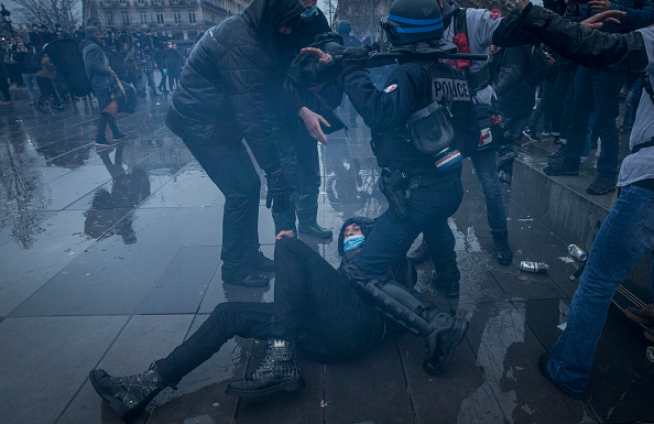 La police anti-émeute arrête un manifestant lors d'une manifestation contre le projet de loi sur la sécurité globale le 30 janvier 2021, place de la République à Paris, France.  (Siegfried Modola/Getty Images)