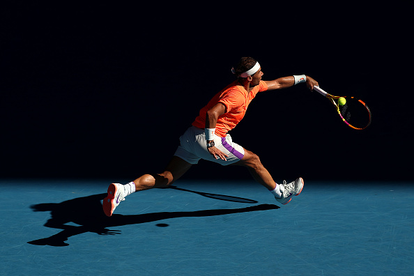-Rafael Nadal d'Espagne joue un coup droit dans son match de premier tour, contre Laslo Djere de Serbie. Le 09 février 2021 à Melbourne, Australie. Photo par Cameron Spencer / Getty Images.