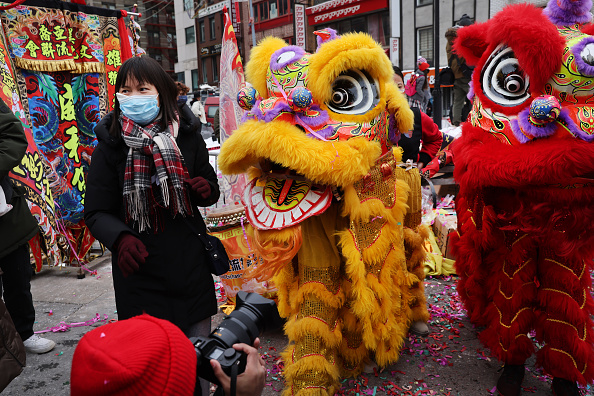 -Des danseurs traditionnels chinois se produisent lors d'une cérémonie du Nouvel An lunaire à Chinatown le 12 février 2021 à New York. Photo de Spencer Platt / Getty Images.
