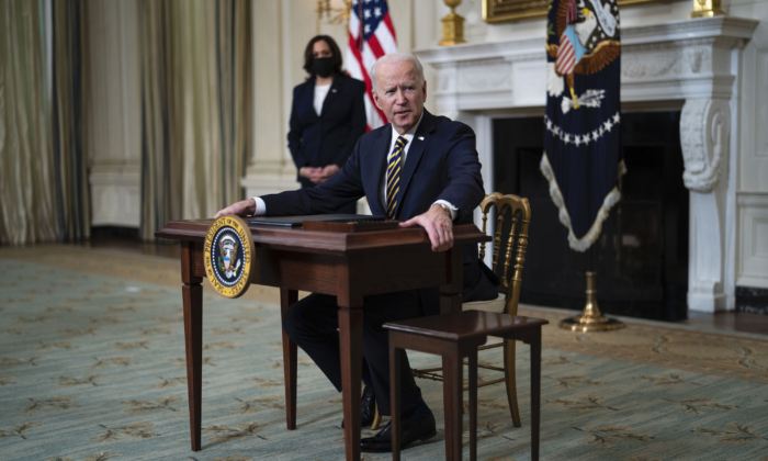 Le président Joe Biden signe un décret sur l'économie dans la salle à manger de l'État avec la vice-présidente Kamala Harris le 24 février 2021. (Doug Mills/The New York Times/Getty Images)
