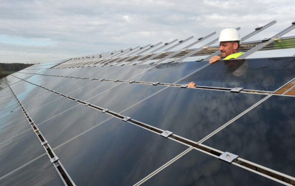 EDF lance la construction d'une centrale photovoltaïque flottante dans les Hautes-Alpes. (Photo : ALAIN JOCARD/AFP via Getty Images)