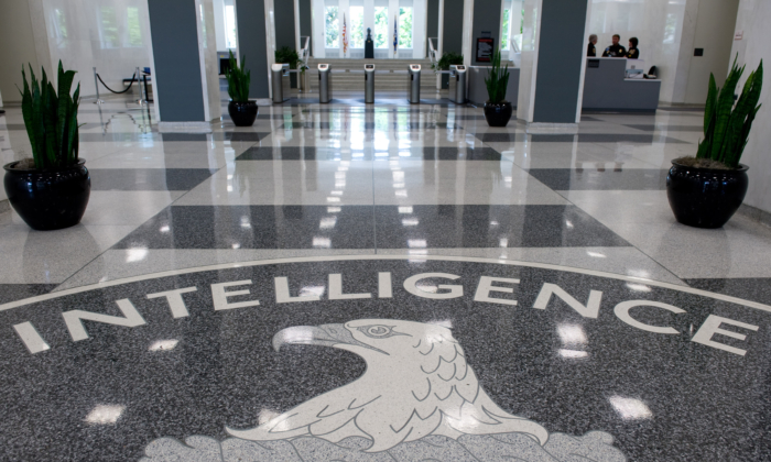 Le logo de la Central Intelligence Agency (CIA) dans le hall du siège de la CIA à Langley, Virginie, le 14 août 2008. (Saul Loeb/Getty Images)