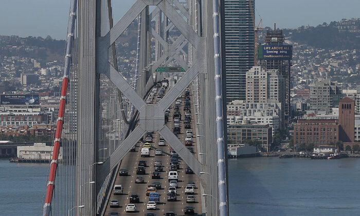 Le 1er juillet 2013, le trafic de banlieue franchira la travée ouest du pont San Francisco-Oakland Bay. (Justin Sullivan/Getty Images)