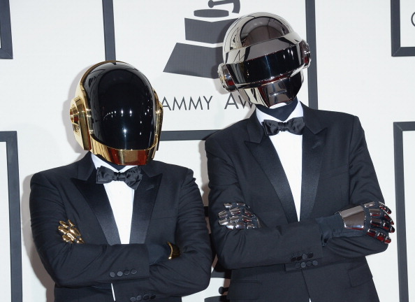Guy-Manuel de Homem-Christo et Thomas Bangalter des Daft Punk assistent à la 56e édition des GRAMMY Awards au Staples Center le 26 janvier 2014 à Los Angeles en Californie. (Photo : Jason Merritt/Getty Images)
