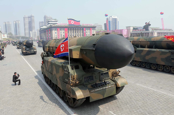 -Les missiles balistiques du peuple coréen affichés sur la place Kim Il-Sung lors d'un défilé militaire à Pyongyang. Photo STR / AFP via Getty Images.