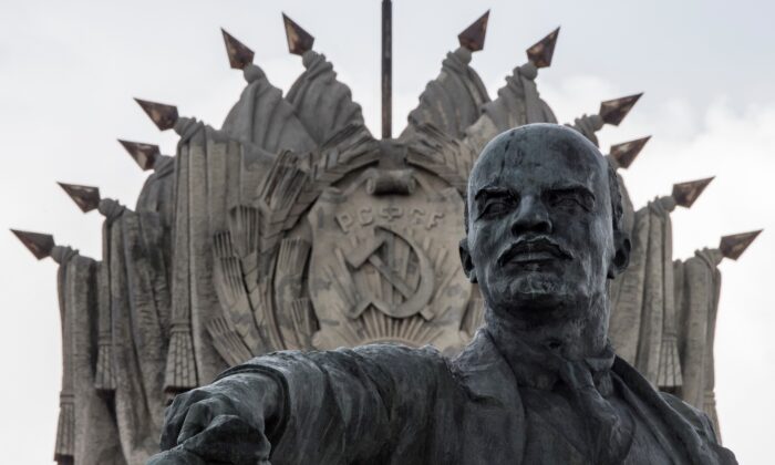 Cette photo, prise le 25 juin 2017, montre le monument de Vladimir Lénine, fondateur de l'Union soviétique, érigé en 1970 devant la Maison des Soviets à Saint-Pétersbourg. (Mladen Antonov/AFP via Getty Images) 