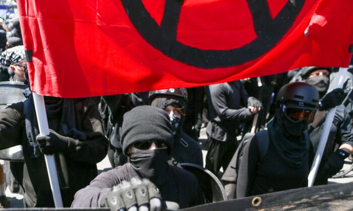 Des extrémistes d’Antifa à Berkeley, en Californie, le 27 août 2017 (Amy Osborne/AFP via Getty Images)