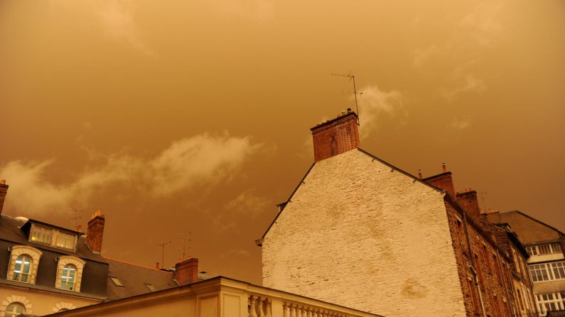 En octobre 2017 dans le centre de Rennes, le ciel avaient également pris une couleur jaune-ocre à cause du sable du désert du Sahara. (Photo : MARIE DUFAY/AFP via Getty Images