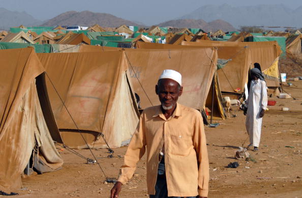 -Des Yéménites déplacés de la province de Saada marchent à l'extérieur des tentes du camp de Mazraq. Photo Khaled Fazaa / AFP via Getty Images.