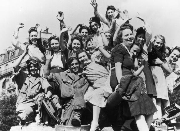 De jeunes gens témoignent de leur joie lors de la Libération à Paris après l'arrivée des troupes britanniques, canadiennes et américaines. (Fotosearch/Getty Images)