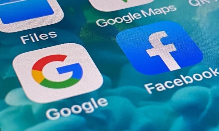 Les logos des applications mobiles Facebook et Google sur un smartphone à Sydney, Australie, le 9 décembre 2020 (Epoch Times)