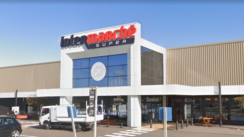 L'Intermarché au Neubourg a fait partie des cibles des agriculteurs et a reçu des bennes de fumier en pleine nuit devant son entrée. (Capture d'écran/Google Maps)