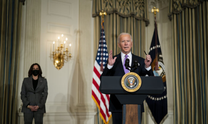 Le président américain Joe Biden parle de son programme d'équité raciale dans la salle à manger de la Maison-Blanche le 26 janvier 2021. (Doug Mills-Pool/Getty Images)