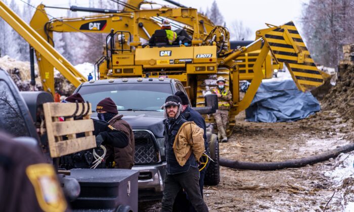 Les shérifs du comté d'Aitkin arrêtent des "protecteurs des eaux" lors d'une manifestation sur le site de construction de l'oléoduc de la ligne 3 près de Palisade, dans le Minnesota, le 9 janvier 2021. (Kerem Yucel/AFP via Getty Images)