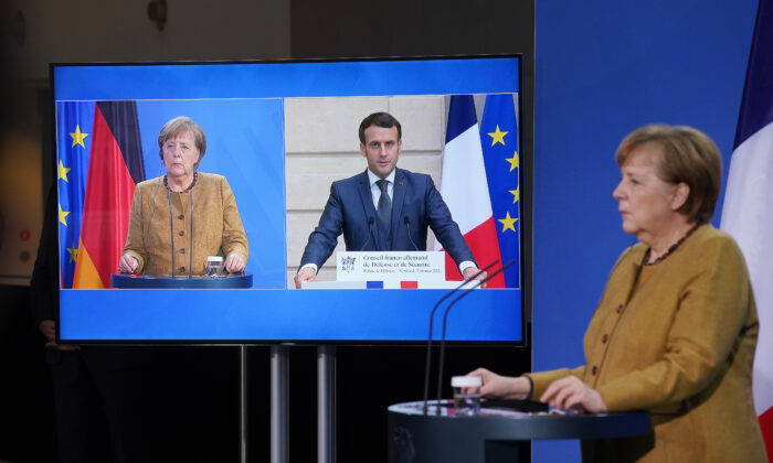 La chancelière allemande Angela Merkel et le président français Emmanuel Macron (en liaison vidéo depuis Paris) s'adressent aux médias à la suite de leurs entretiens à Berlin, le 5 février 2021. (Sean Gallup/Getty Images)