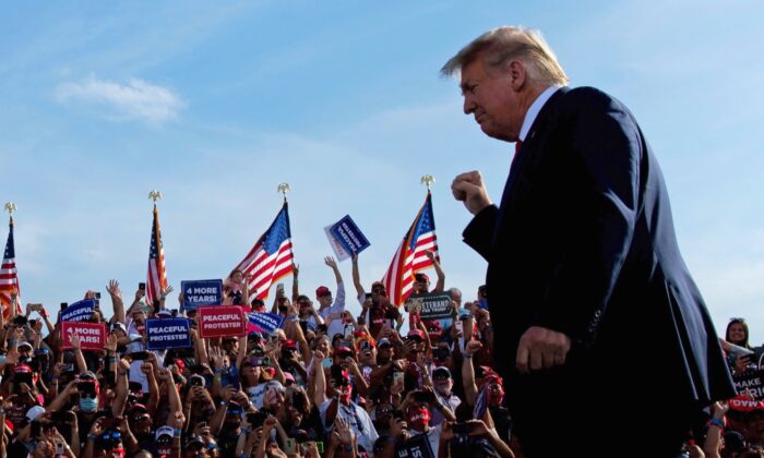 Le président américain Donald Trump arrive pour un rassemblement "Make America Great Again" à l'aéroport international d'Ocala, en Floride, le 16 octobre 2020. (Brendan Smialowski/AFP via Getty Images)