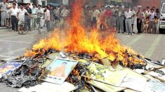 Dans sa lutte contre les croyances religieuses, le régime chinois brûle des livres et emprisonne les croyants