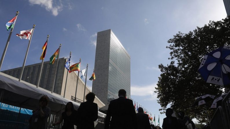 Des gens passent devant le siège des Nations unies à New York le 26 septembre 2018. (John Moore/Getty Images)
