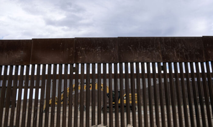 Un véhicule à chenilles est stationné entre les clôtures d'une section renforcée de la frontière entre les États-Unis et le Mexique, clôturant l'est de Tijuana, dans l'État de Basse-Californie, au Mexique, le 20 janvier 2021. (Guillermo Arias/AFP via Getty Images)