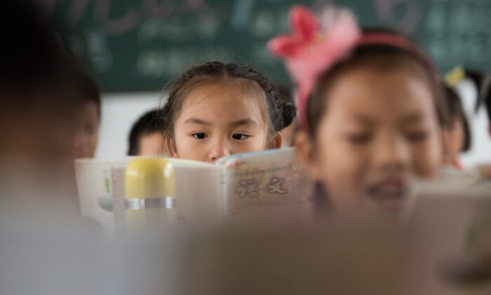 Des écoliers chinois en classe dans une école primaire du comté de Pingjiang, dans la province chinoise du Hunan, le 8 octobre 2015. (Johannes Eisele/AFP via Getty Images)
