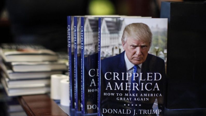 Alors que Donald Trump était le principal candidat républicain pour la présidence, le livre « Crippled America : How to Make America Great Again » était exposé à la Trump Tower à Manhattan, N.Y., le 3 novembre 2015. (Kena Betancur/AFP via Getty Images)