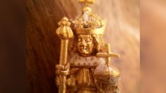 Un chasseur de trésor amateur retrouve la figurine en or « de la couronne du roi Henri VIII » perdue depuis longtemps dans la campagne anglaise