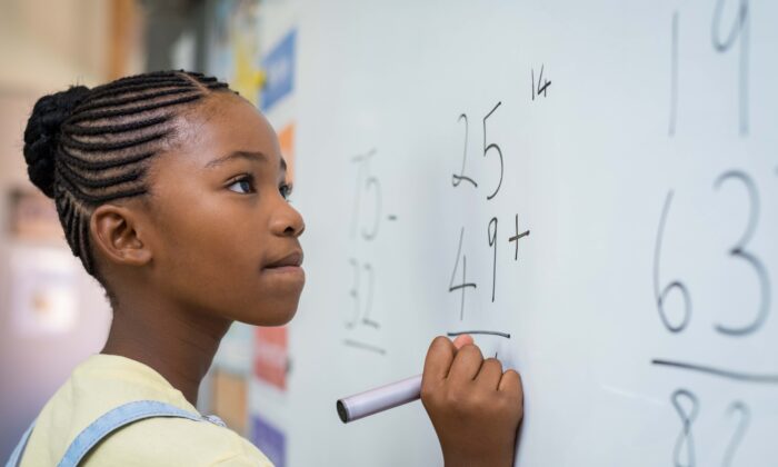 Image d'une fille qui résout des problèmes de mathématiques. (Rido/Shutterstock)