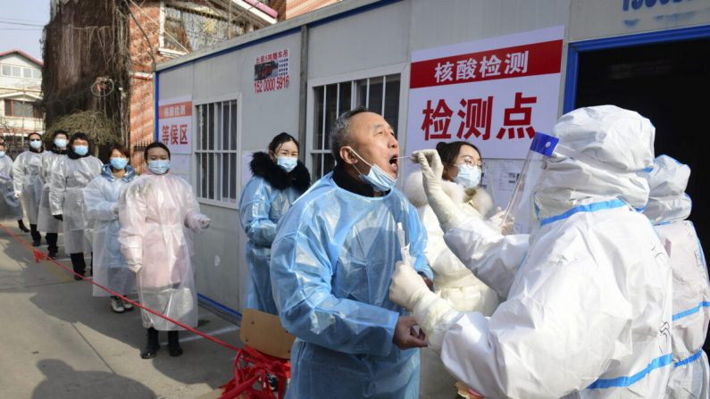 Cette photo prise le 16 janvier 2021 montre des résidents en train de subir des tests de dépistage du coronavirus Covid-19 dans un centre de dépistage improvisé à l'intérieur d'un complexe résidentiel à Shijiazhuang, dans le nord de la province de Hebei, dans le cadre d'un programme de dépistage de masse après que la province a ordonné un "confinement". (Photo par STR / CNS / AFP) / China OUT (Photo par STR/CNS/AFP via Getty Images)