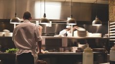 Amiens : un restaurateur cuisine bénévolement pour les étudiants afin de ne plus être « non essentiel »