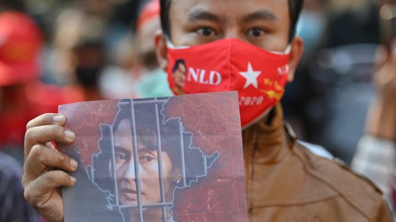 Un migrant birman brandit une image d'Aung San Suu Kyi lors d'une manifestation devant l'ambassade de Birmanie à Bangkok le 1er février 2021. (Lillian Suwanrumpha/AFP via Getty Images)
