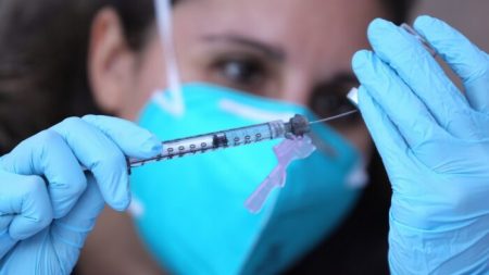 Les autorités enquêtent sur une maladie rare du sang chez certaines personnes ayant reçu le vaccin contre le Covid-19