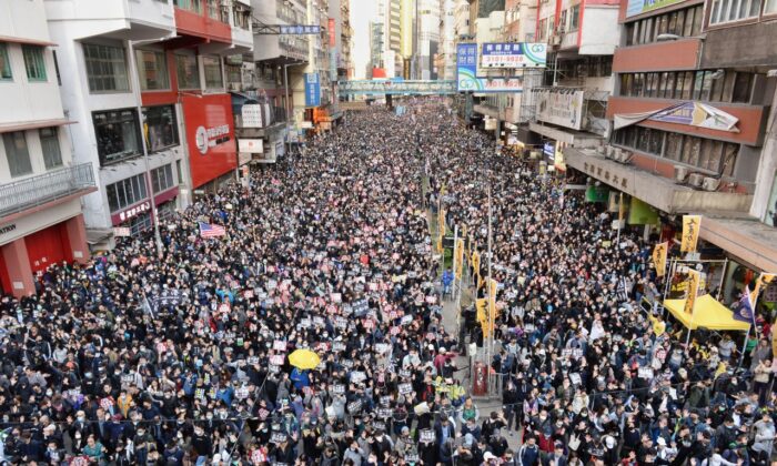 Des dizaines de milliers de manifestants défilent dans les rues de Causeway Bay à Hong Kong le 8 décembre 2019. (Sung Bi-lung/The Epoch Times)