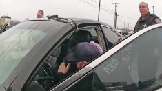 Les images d’une caméra montrent un suspect terrifié en train d’embrasser le chef de la police après une poursuite en voiture