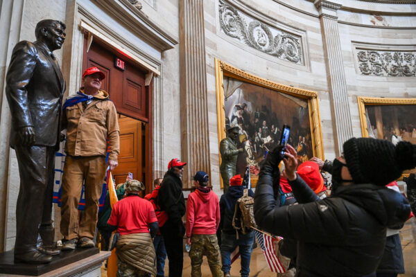 Un groupe de manifestants entre dans la Chambre du Sénat à Washington le 6 janvier 2021. (Win McNamee/Getty Images)