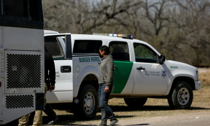 Des agents de la patrouille frontalière américaine appréhendent un bus d'immigrants clandestins à Penitas, au Texas, le 10 mars 2021. (Charlotte Cuthbertson/The Epoch Times)