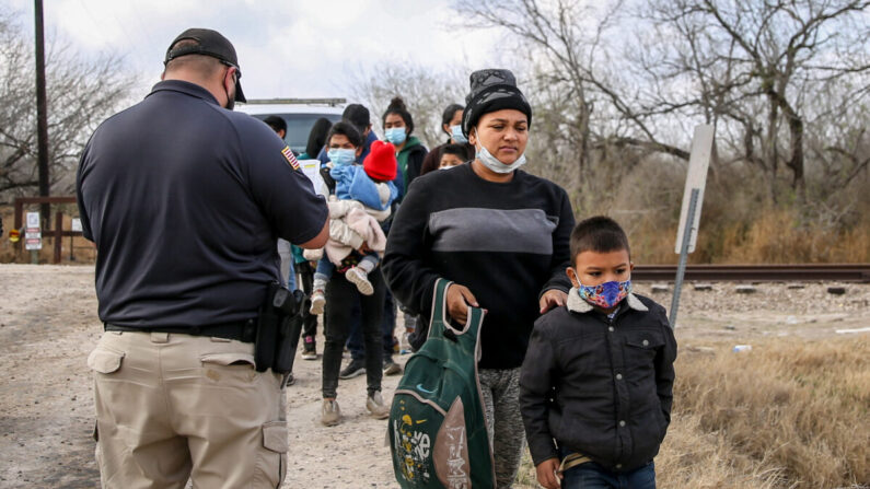 Des agents de la patrouille frontalière américaine appréhendent deux douzaines d'immigrés clandestins à Penitas, au Texas, le 11 mars 2021. (Crédit: Charlotte Cuthbertson / The Epoch Times)