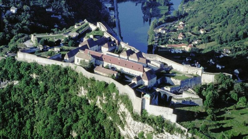 La citadelle de Besançon vue du ciel. (CC BY-SA 3.0, https://commons.wikimedia.org/w/index.php?curid=937403)