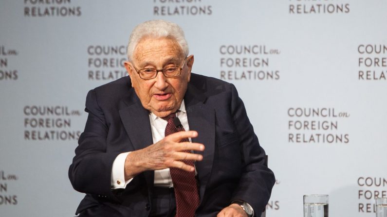L'ancien secrétaire aux Affaires étrangères Henry A. Kissinger parle de la guerre froide lors du symposium du Council on Foreign Relations à l'occasion du 25e anniversaire de la chute du mur de Berlin dans l'Upper East Side de Manhattan, New York, le 4 novembre 2014. (Petr Svab/Epoch Times)
