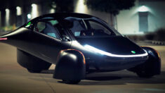 Des concepteurs automobiles créent une voiture solaire aux allures de Batmobile et qui n’a jamais besoin d’être rechargée