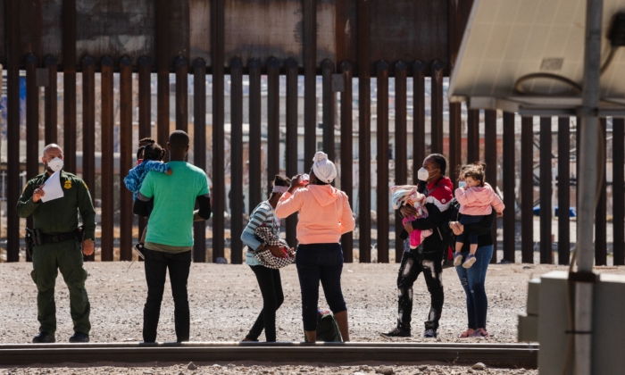Des agents de la patrouille frontalière appréhendent un groupe de migrants illégaux près du centre-ville d'El Paso, au Texas, le 15 mars 2021. (Justin Hamel/AFP via Getty Images)