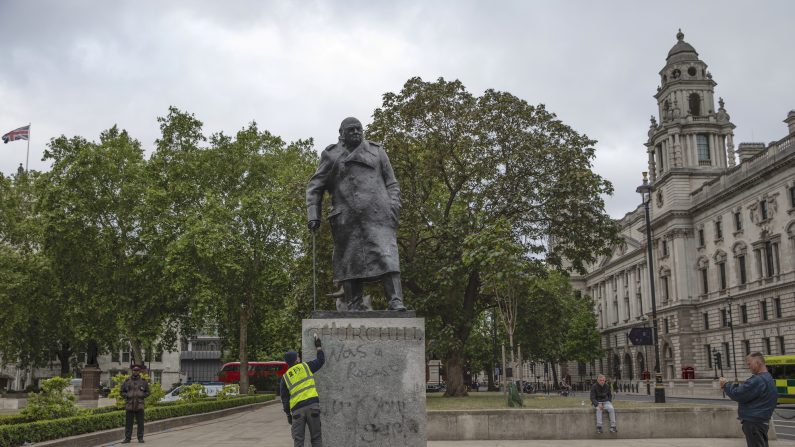 Un ouvrier nettoie la statue de Churchill sur la place du Parlement qui avait été peinte à la bombe avec les mots "était un raciste", à Londres, au Royaume-Uni, le 8 juin 2020. (Dan Kitwood/Getty Images)