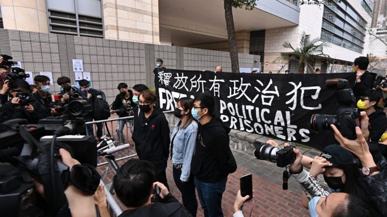 Figo Chan (3e à droite), le rassembleur du groupe pro-démocratie appelé Civil Human Rights Front, s'adresse aux médias devant le West Kowloon Magistrates' Court à Hong Kong le 1er mars 2021. (Sung Pi-lung/The Epoch Times)